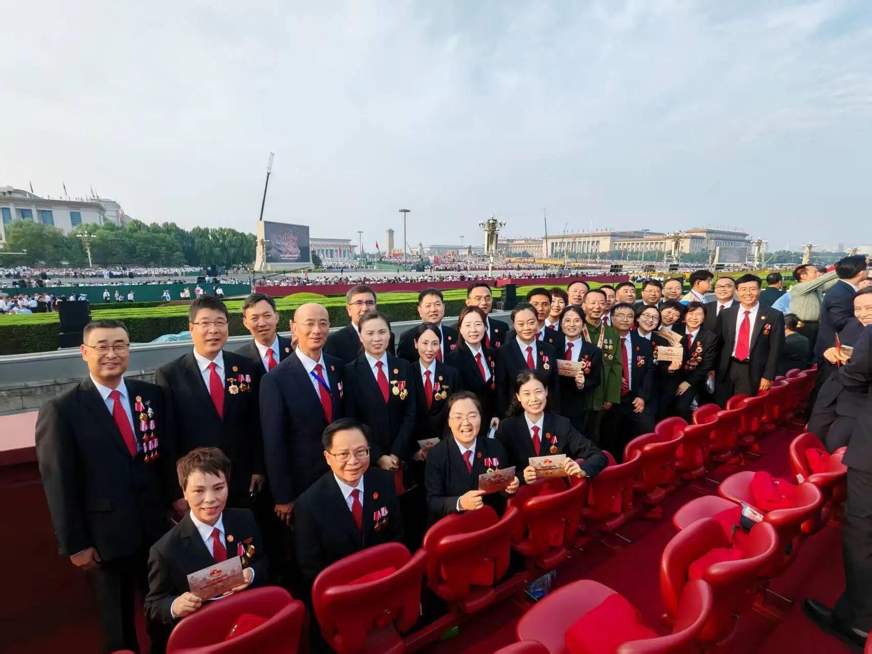 陳福江在天安門現(xiàn)場觀禮（最后一排左數(shù)第三位為陳福江）.jpg