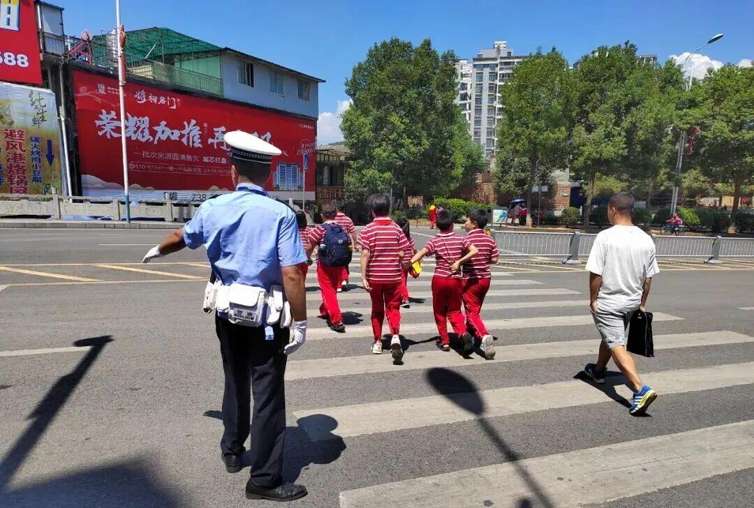 疏導車輛、護送學生.jpg