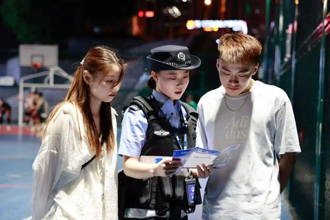 民警對群眾做安全知識(shí)宣傳.jpg