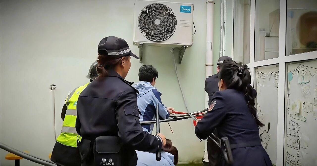 圖2民警在校園開(kāi)展安全演練.jpg