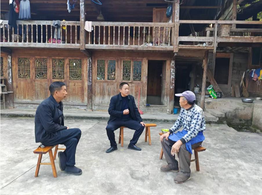 圖1 鮮正軍進(jìn)行入戶(hù)走訪(fǎng).jpg