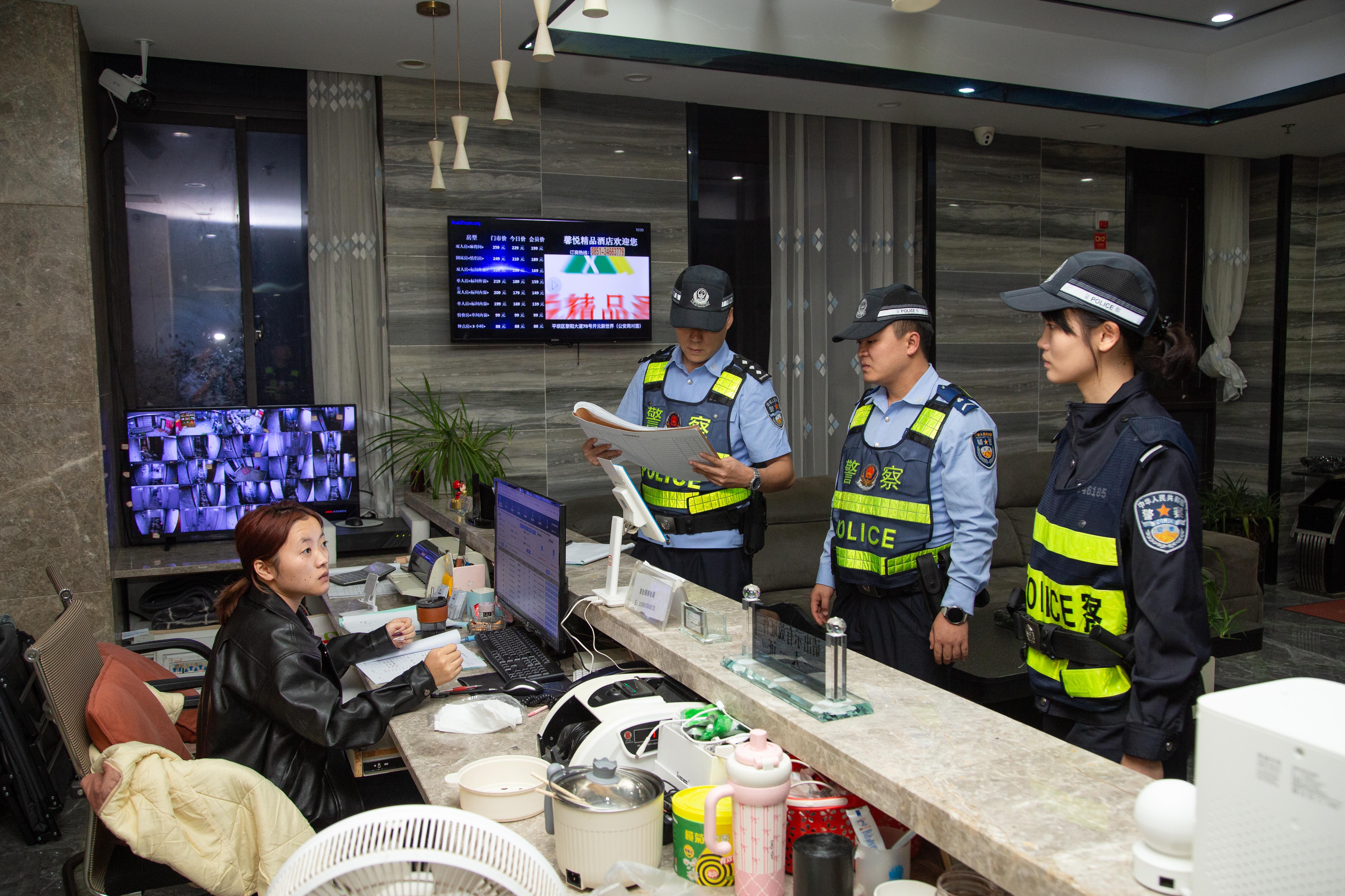 圖2民警進(jìn)行產(chǎn)所安全檢查.jpg