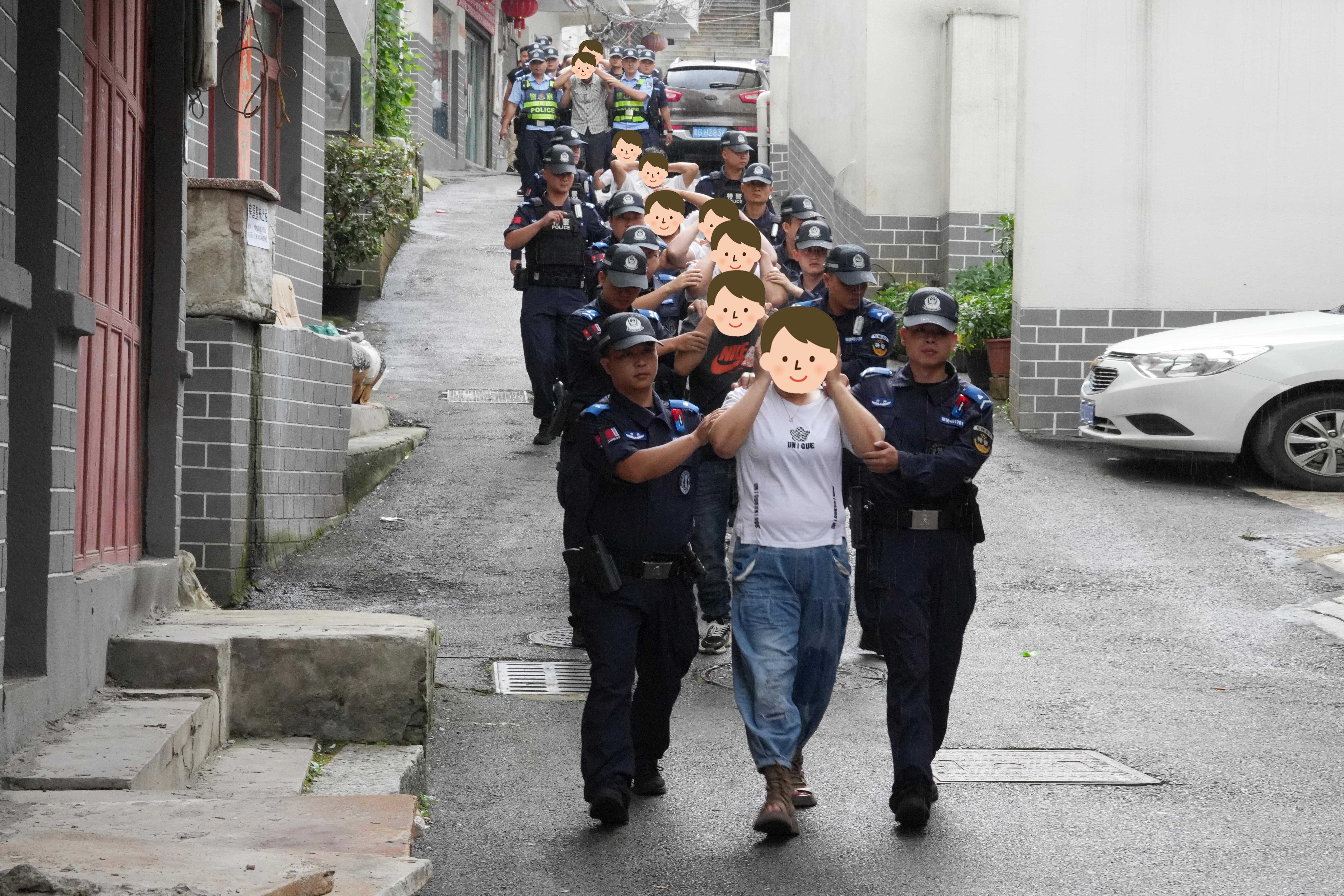 圖1打擊違法犯罪現(xiàn)場.jpg
