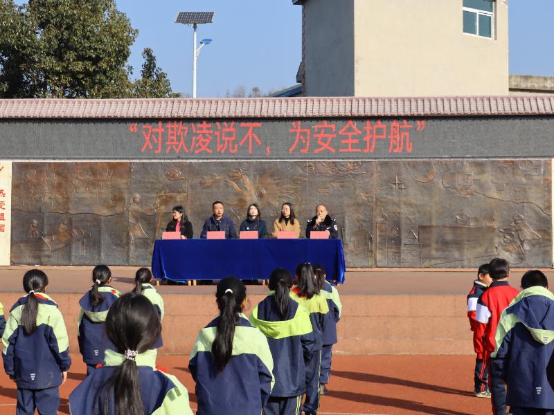 圖2  紅果司法所聯(lián)合婦聯(lián)、派出所等部門，走進(jìn)紅果街道沙坨小學(xué)開展防欺凌專題講座.jpg
