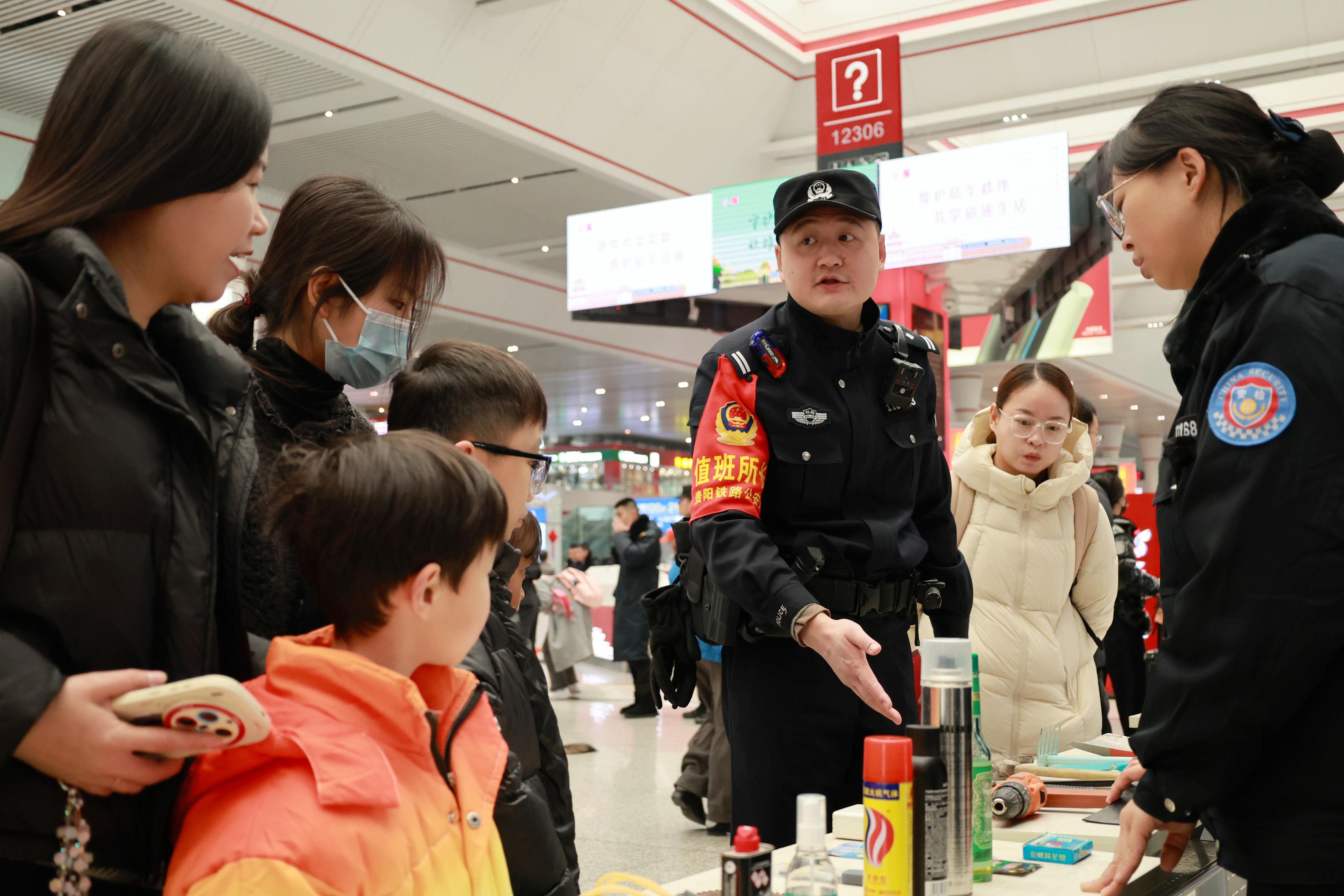 11 民警細(xì)致講解安檢禁帶、限帶物品的相關(guān)規(guī)定與常識.jpg