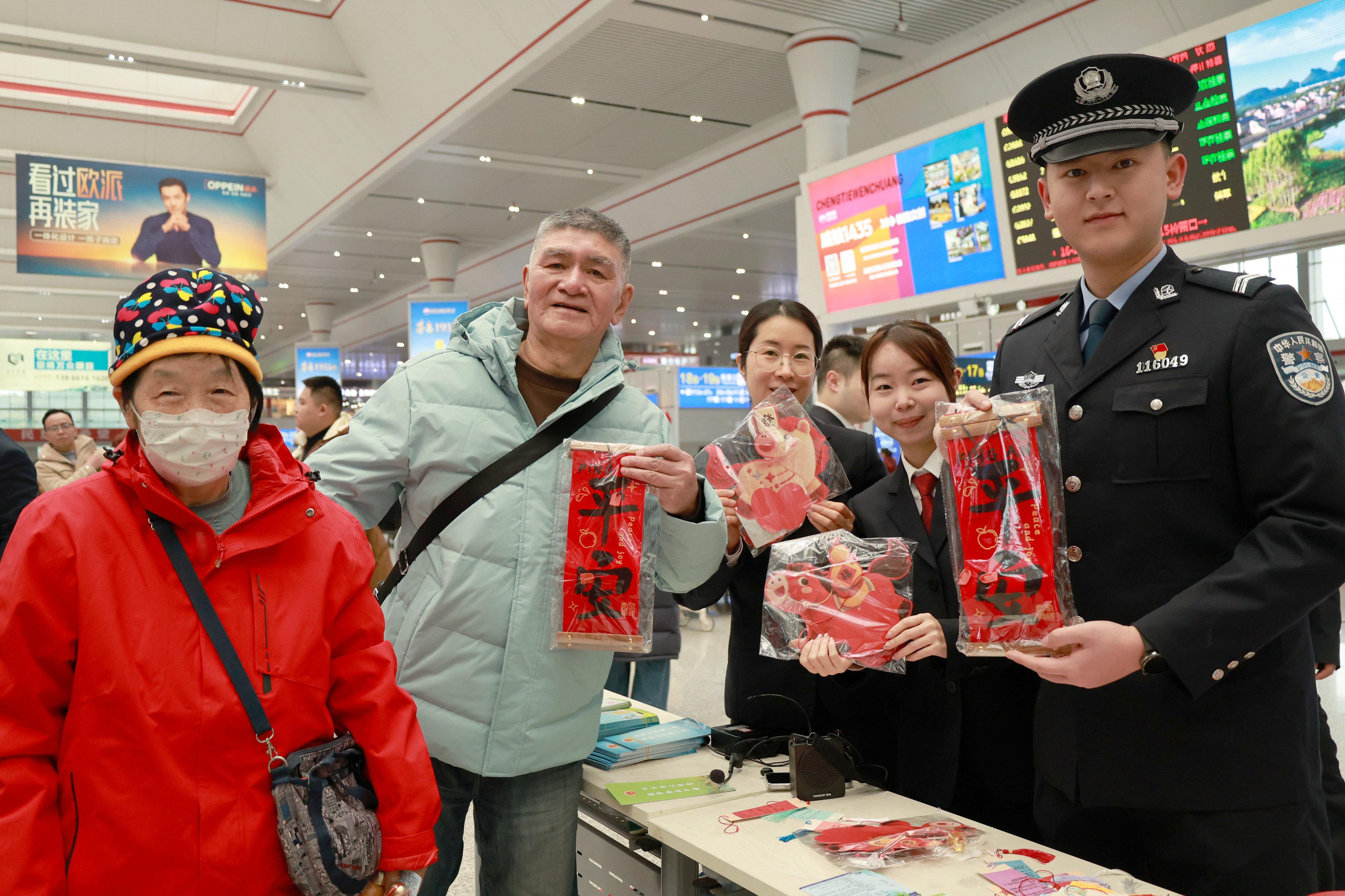 8 通過有獎(jiǎng)互動(dòng)問答的方式讓法治知識深入人心.jpg