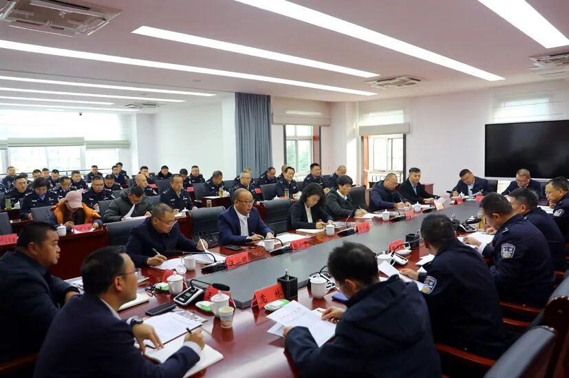 圖3 市公安局舉行黨風(fēng)政風(fēng)警風(fēng)監(jiān)督員聘任儀式?！岔樄踩诿襟w中心供圖.jpg