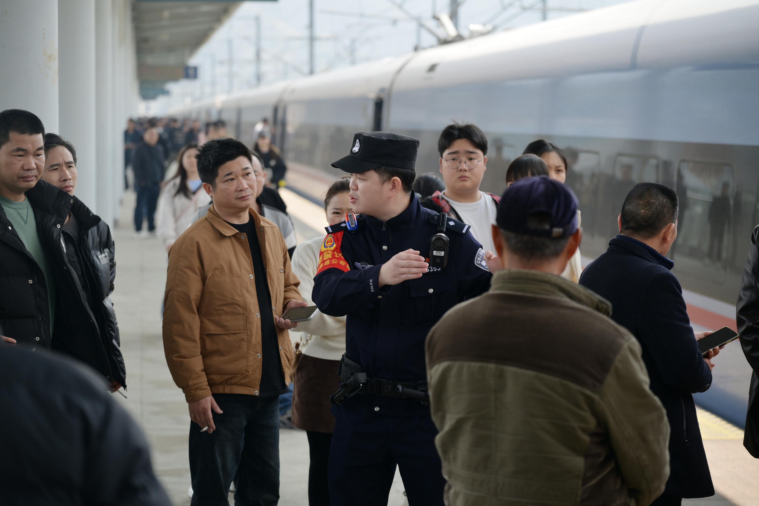 圖2列車乘警進(jìn)行禁煙安全宣傳。.jpg