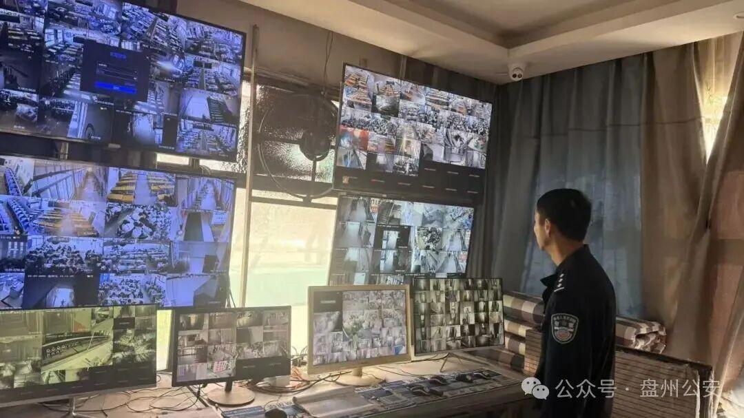 圖2 高新分局民警檢查校園安防設施.jpg