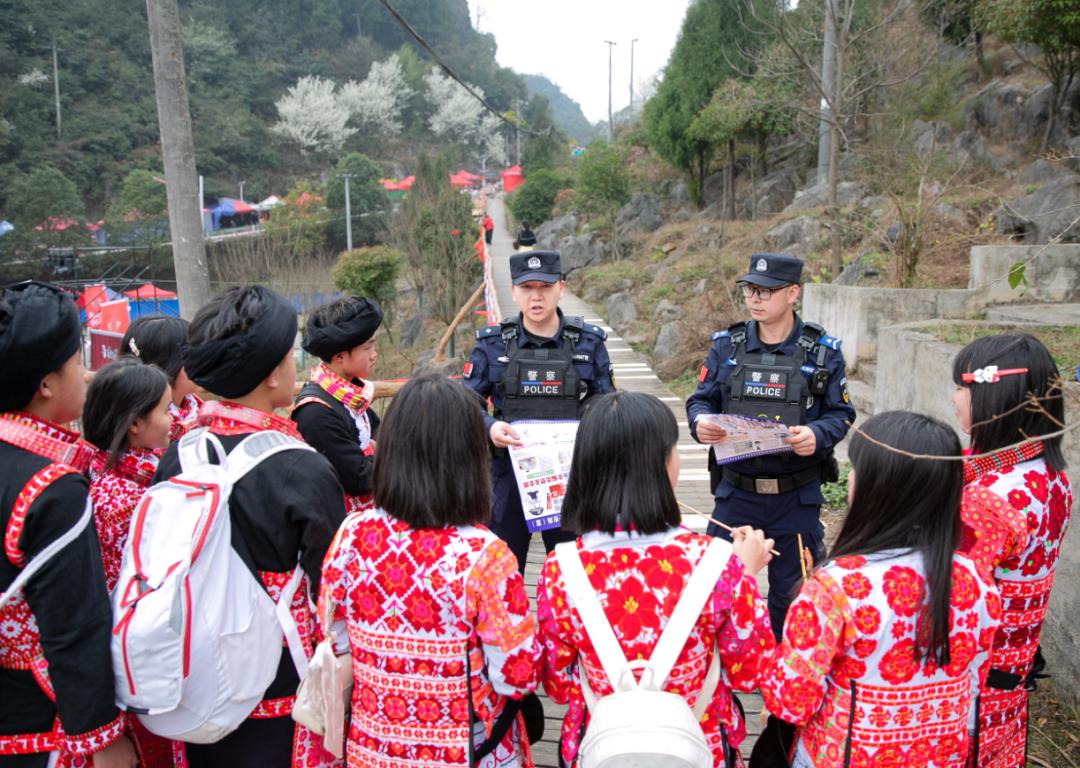 圖2 民警們手拿禁毒、反詐、防火防盜宣傳品開展宣傳.jpg