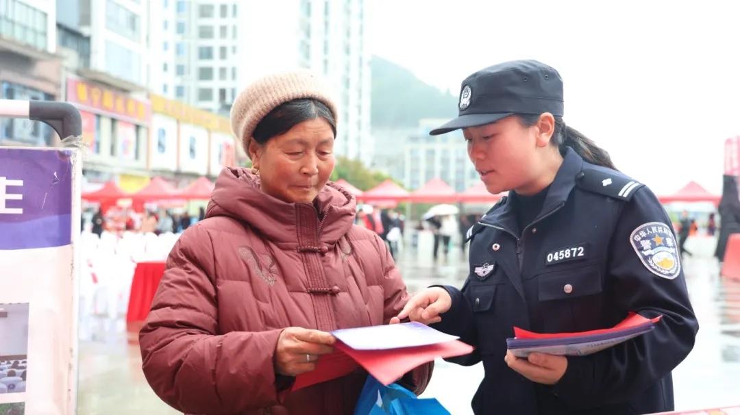 圖3吳德慧給群眾普及知識.jpg