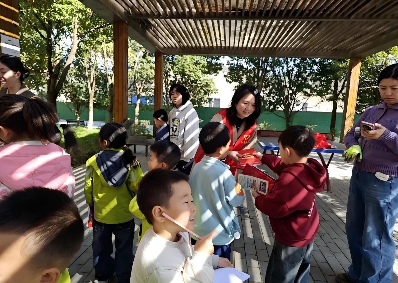 圖1觀山司法所在轄區(qū)內(nèi)開展法治宣傳活動.jpg