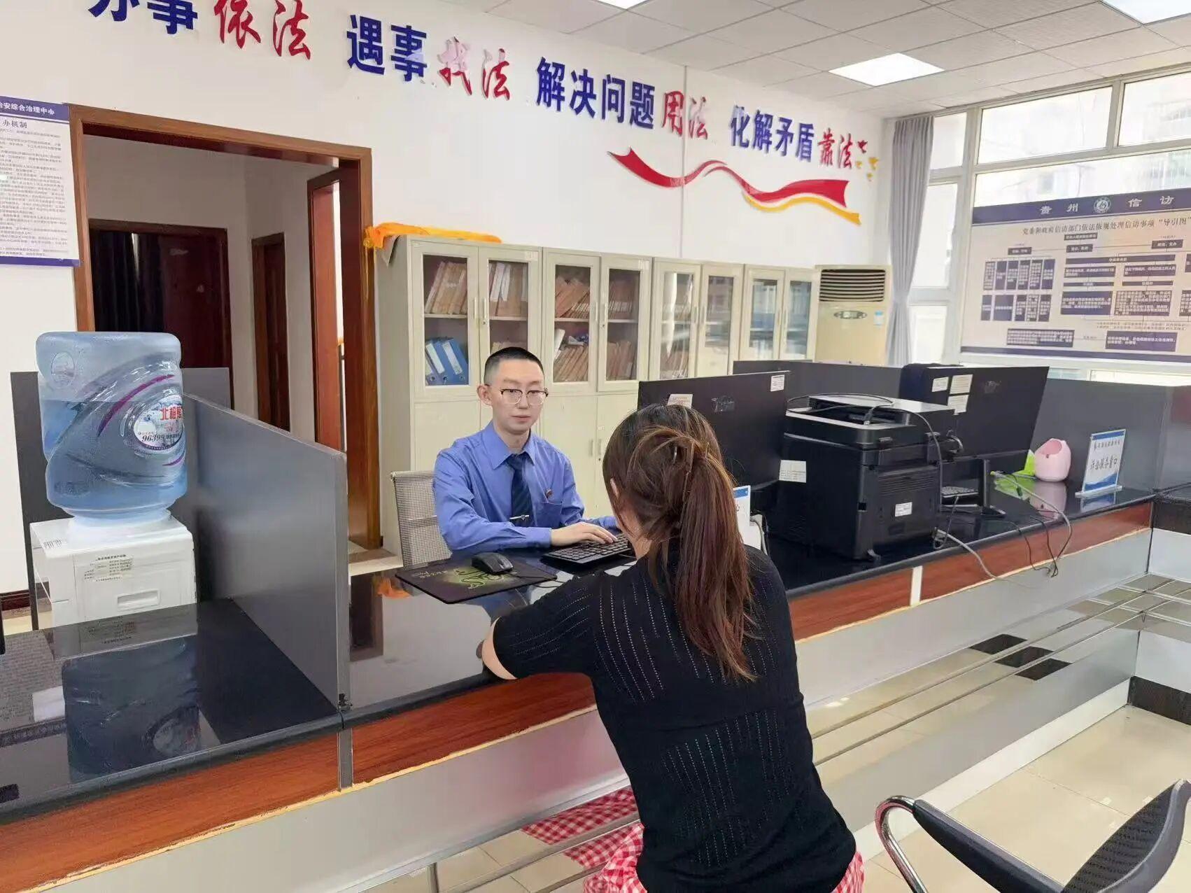 圖1群眾咨詢法律問題.jpg
