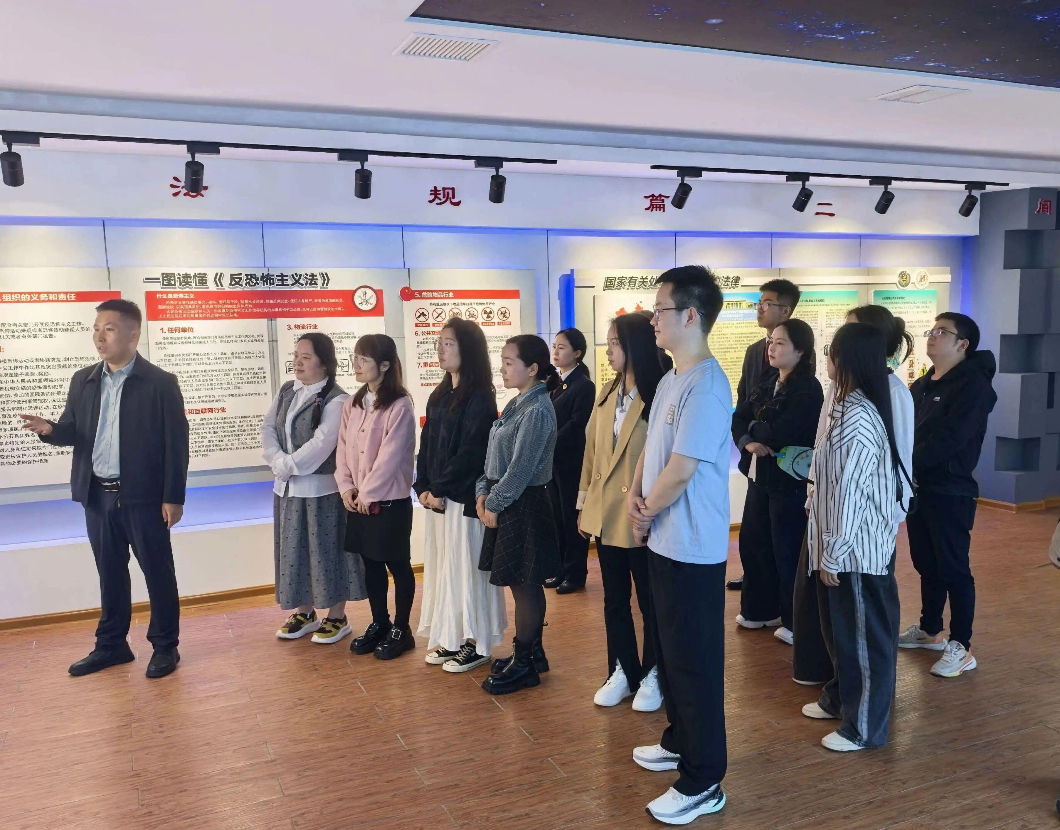 圖2 全體干部職工前往區(qū)委黨校國家安全警示教育基地參觀學習。.jpg