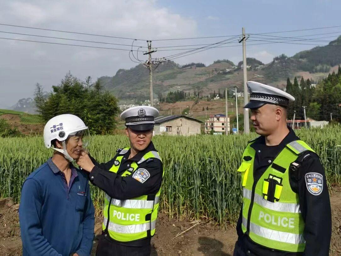 圖1交警提醒戴頭盔。.jpg