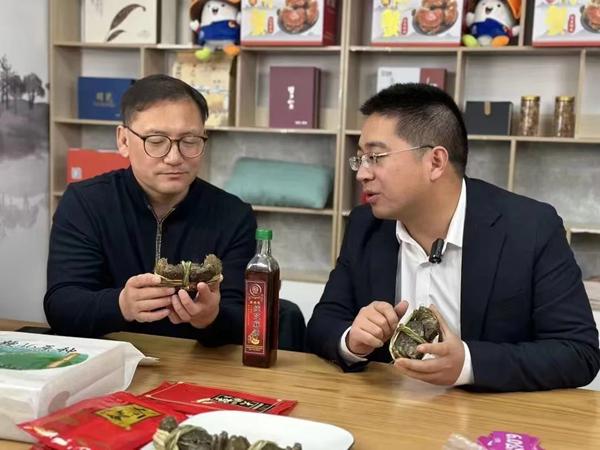 馬恒宏正在進行電商直播。雙游村供圖
