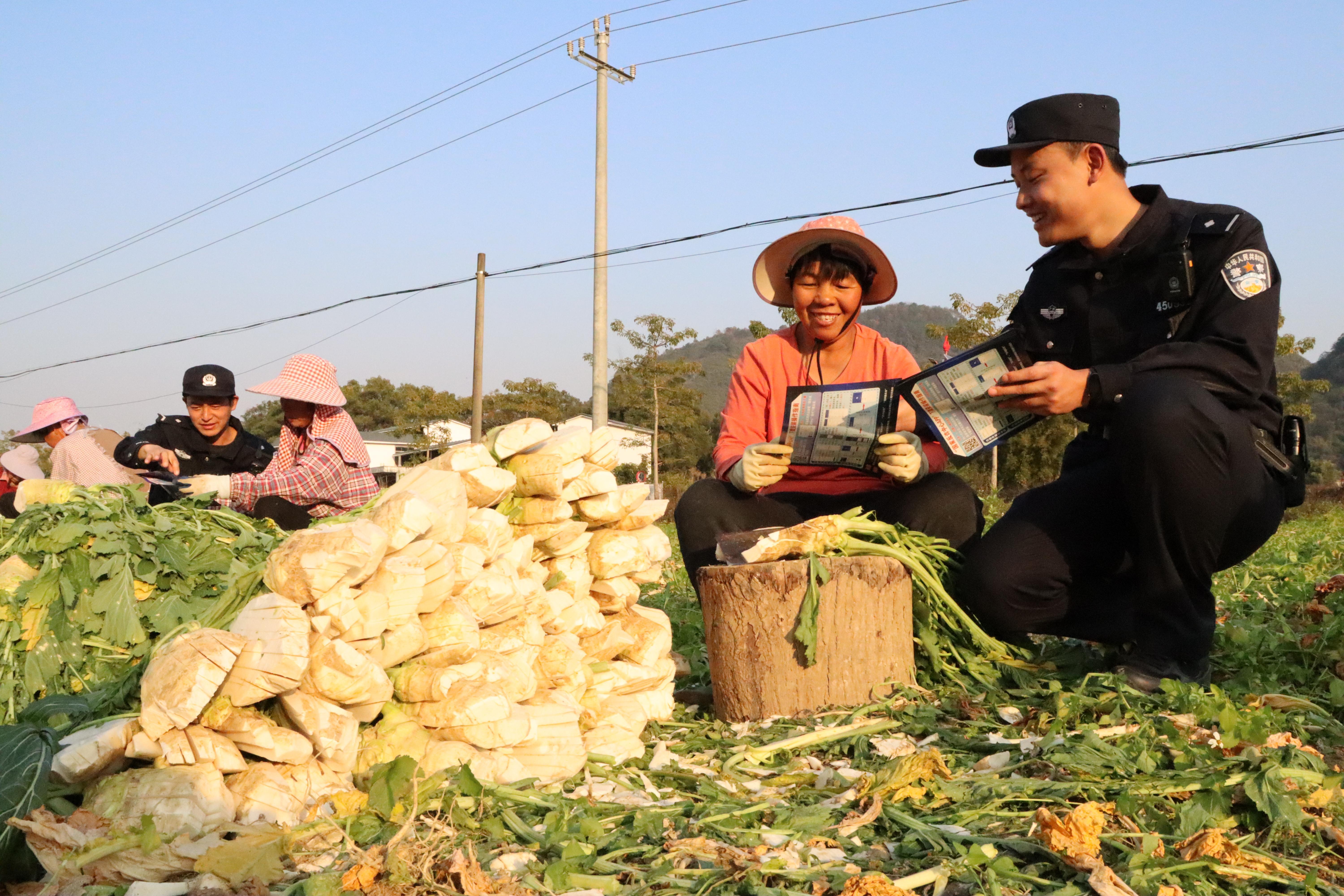 廣西鐘山縣公安局開展反詐宣傳活動