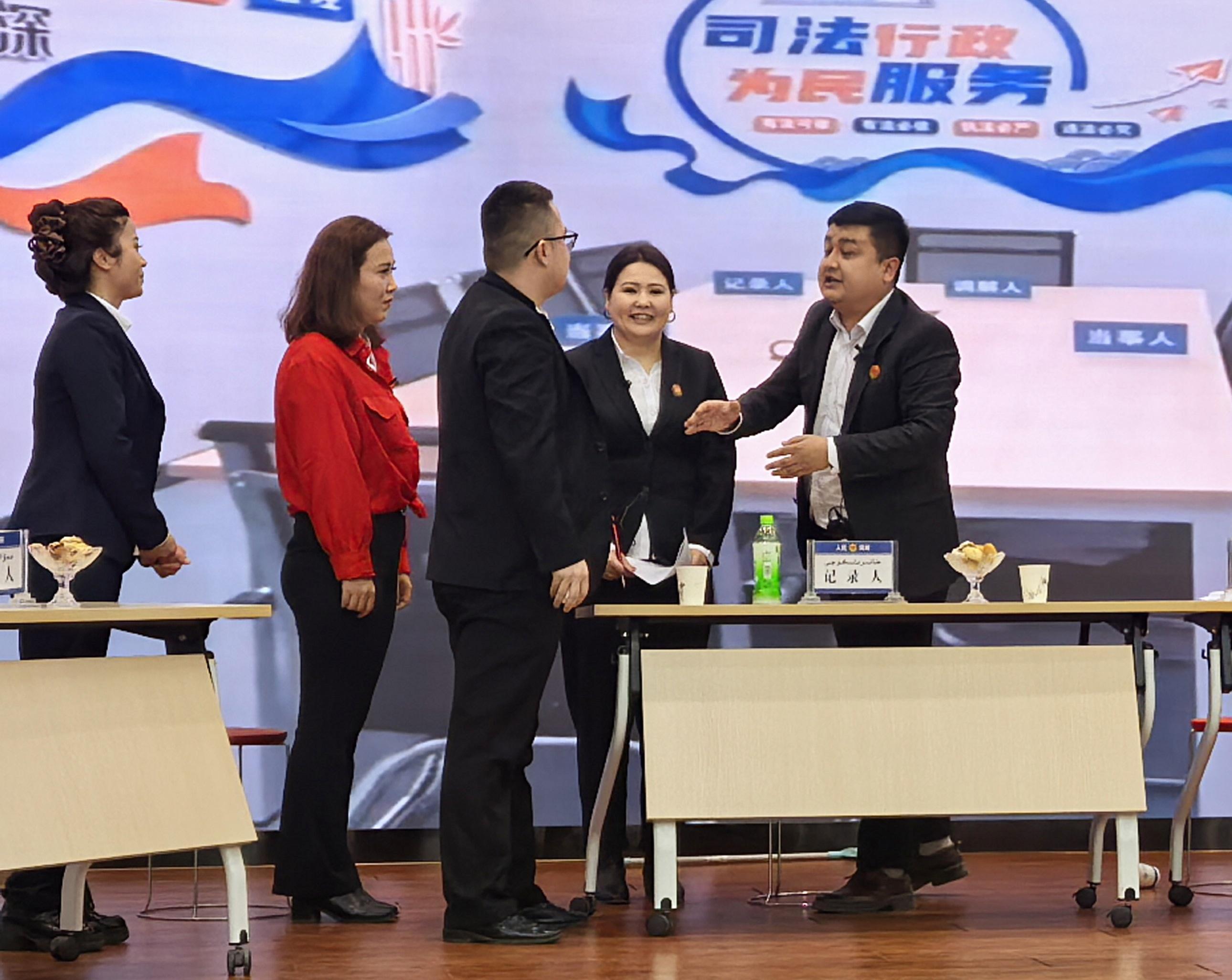 新疆吐魯番市：婚姻家庭糾紛調(diào)解“大比武” 情景劇展現(xiàn)“甜蜜下午茶”調(diào)解法