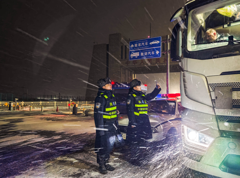 阿拉山口邊檢站：戍邊民警逆風(fēng)而行堅(jiān)守邊檢一線