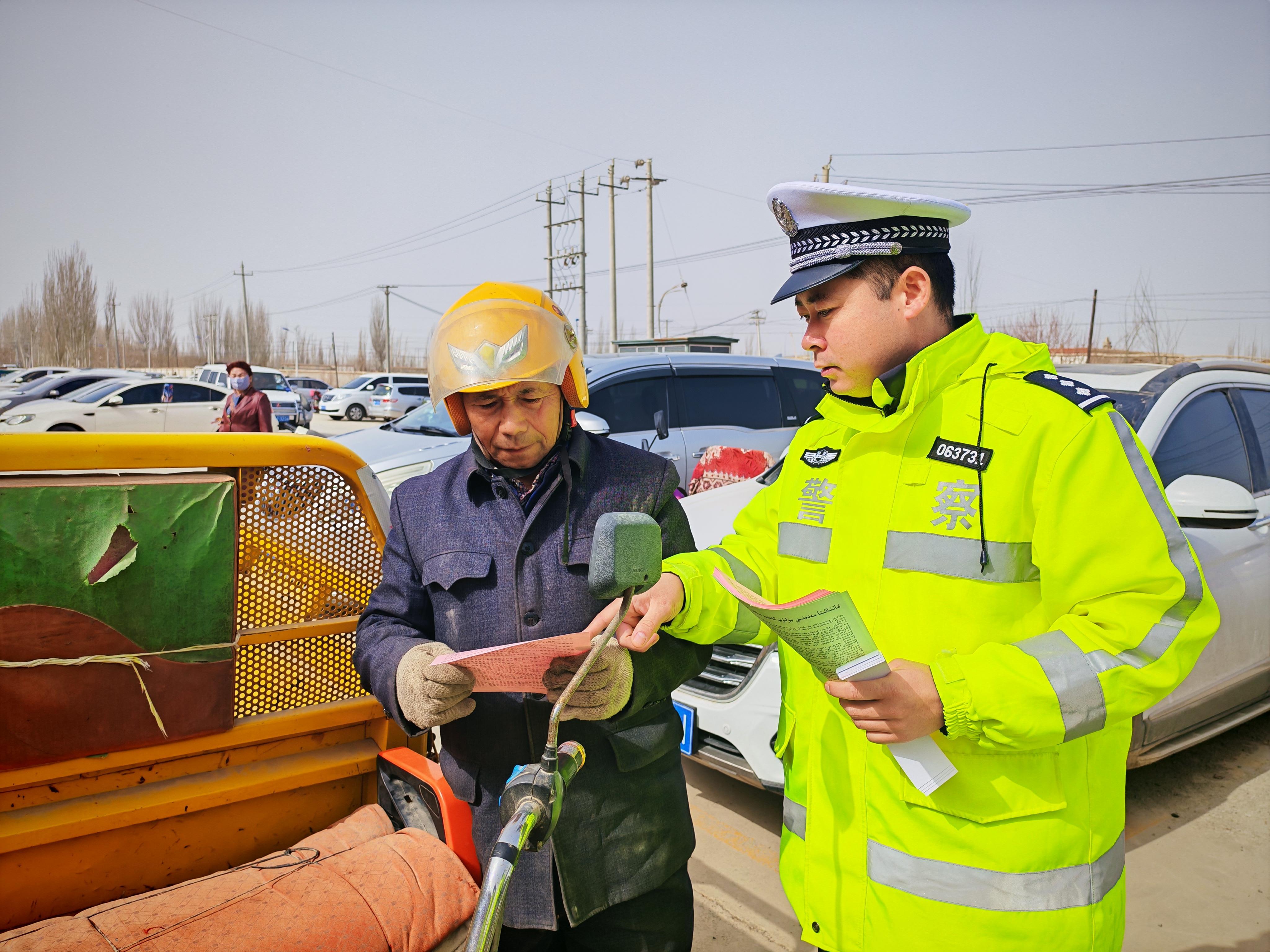 新疆輪臺(tái)交警：巴扎日里的“安全課堂”送到群眾身邊