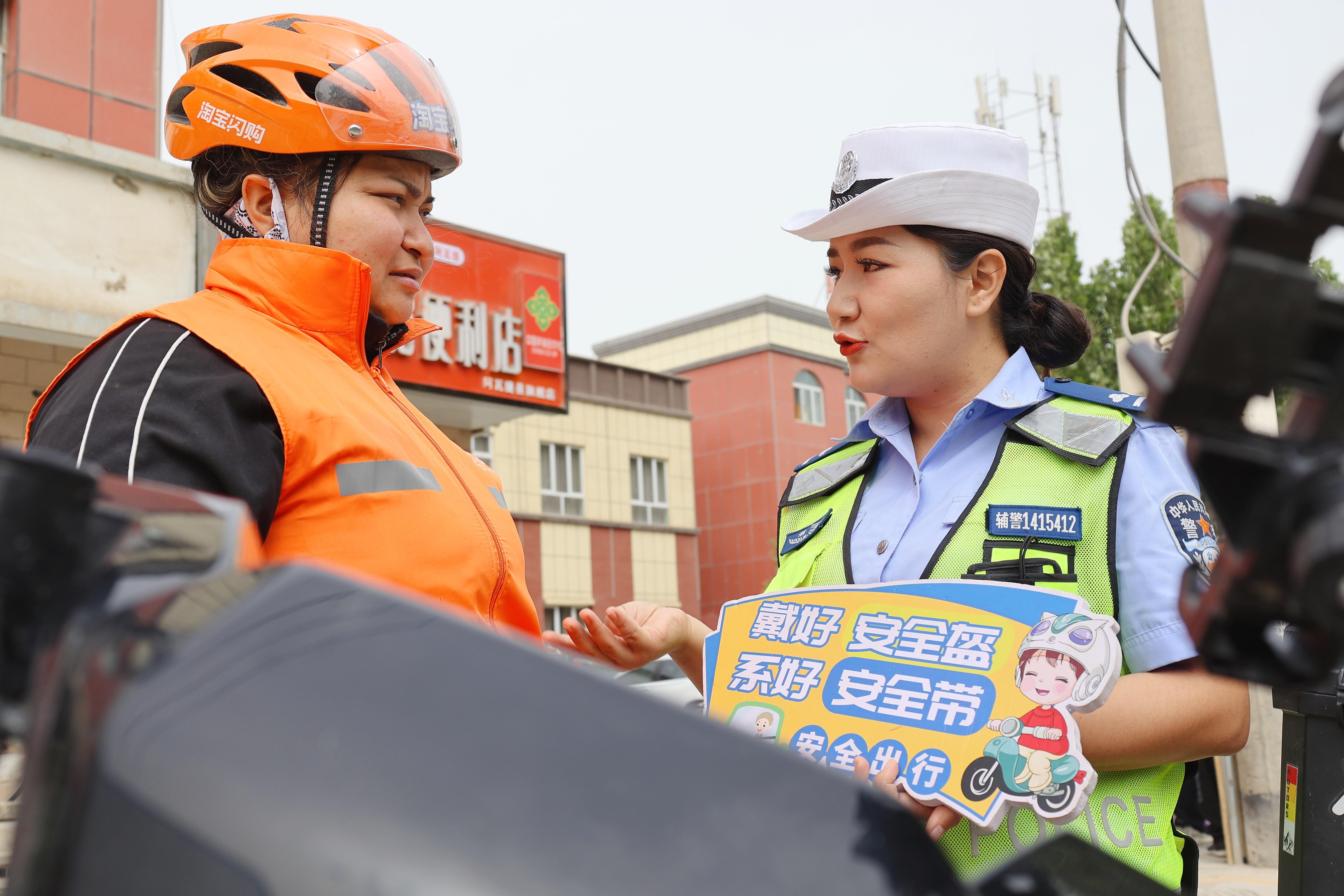 新疆阿瓦提：交警走進(jìn)外賣企業(yè)開展交通安全宣傳活動(dòng)