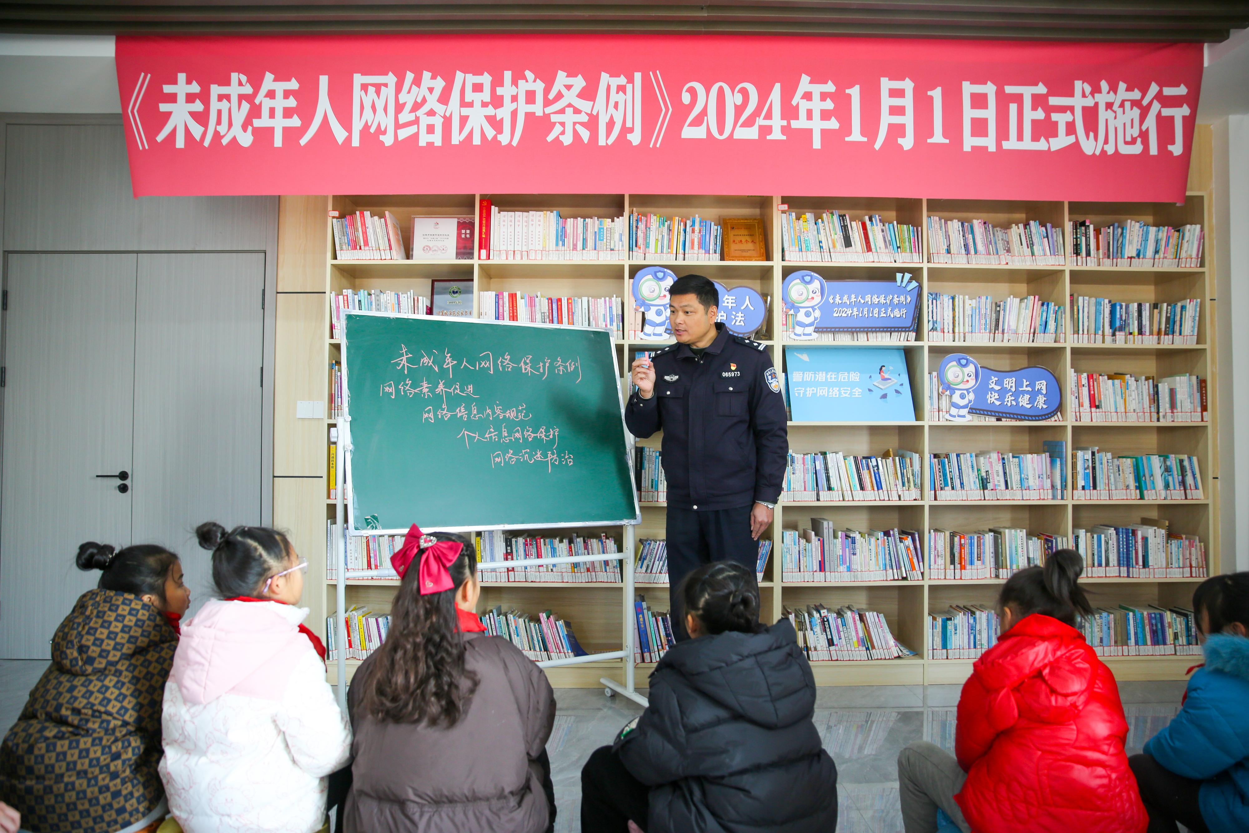 2024年1月1日，在江蘇南通如皋市城南街道新華社區(qū)農(nóng)家書屋內(nèi)，網(wǎng)絡(luò)普法志愿者向?qū)W生講解《未成年網(wǎng)絡(luò)安全保護(hù)條例》相關(guān)內(nèi)容。.jpg