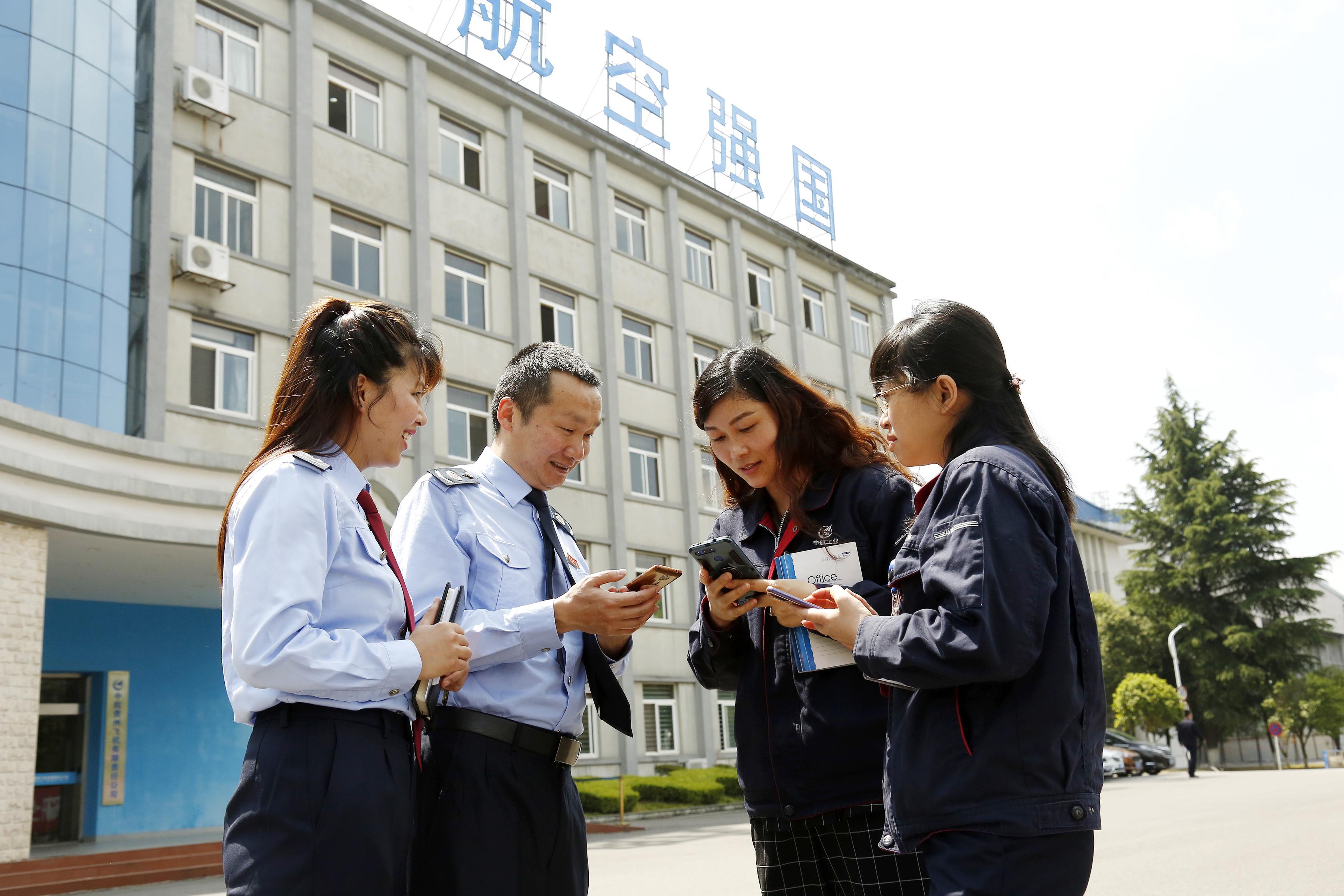 “金稅委員” 走進企業(yè)，為企業(yè)詳細解說稅務部門在減稅降費、納稅服務、助企紓困等方面的措施與成效，并專項輔導企業(yè)所需稅費知識。.jpg