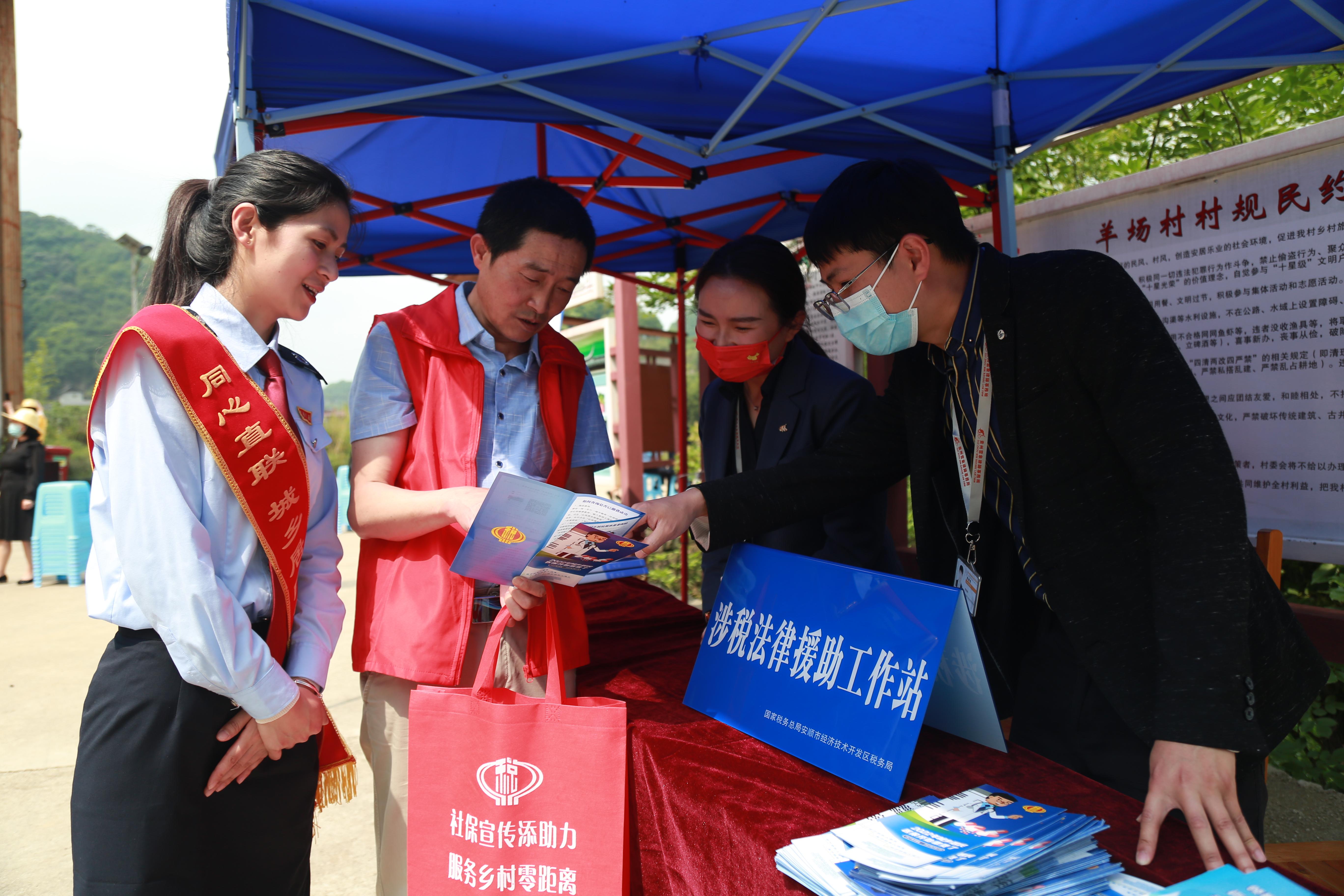 以青年稅務干部為主體，打造“鄉(xiāng)村振興助農服務隊”，走進鄉(xiāng)村、農業(yè)合作社提供發(fā)票代開指導、社保繳費宣傳、涉稅政策咨詢等稅費服務。.jpg